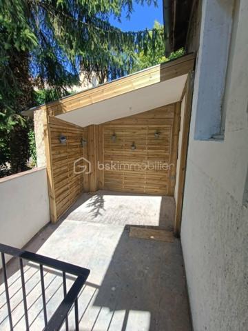 Vends Maison de Ville de type 4 de 105 m2 entièrement Rénovée avec 2 Terrasses et stationnement devant celle-ci.
Emplacement Idéal, donnant accès au Centre-Ville d’un des plus Beaux Villages de France : Belvès, une commune touristique du Périgord Noir, avec toutes les commodités à pieds, boulangerie, commerces, restaurants, hôtels, marchés, hôpital, banques, assurances, médecins, pharmacie, etc .... à 5 mn de Siorac du Périgord, 10mn de Monpazier, 15 mn de Saint Cyprien, 20 mn du Bugue et 30mn de Sarlat.

Le Rez de Chaussée comprend : 1 Salon de 14 m2, 1 Cuisine de 17 m2, 1 Belle Entrée avec escalier bois, 1 Rangement donnant accès dans la cuisine et 1 Terrasse pouvant accueillir 1 Jacuzzi ou autres.

Le 1er Etage comprend : 1 Chambre de 21 m2 avec sa propre Salle d’eau et Wc, 1 Chambre de 21 m2 avec sa propre Salle de bains et Wc, 1 Chambre de 15 m2, 1 Salle d'Eau avec Wc indépendante, 1 Dégagement et 1 Terrasse.

Le plus, 1 Jardinet de 189 m2 à 200 ml de la maison.

Côté Technique : Menuiseries bois à double vitrage, Electricité neuve, Plomberie Sanitaire neuve, Assainissement collectif ( tout à l’égout ),.... pas de chauffage ni de climatisation.

Prix de vente : 210 000 € F.A.I. ( frais agent à la charge du vendeur )

* 4 photos sont non contractuelles IA

Date de réalisation du diagnostic : En cours
Consommation conventionnelle :         kWh/m2/an
Estimation des émissions :        kg CO2/m2/an
Estimation des coûts annuels :       € et      € / an ( 01/2021 )
Taxe Foncière 2025 = 574 €
Les informations sur les risques auxquels ce bien est exposé sont disponibles sur le site Géorisques : www.georisques.gouv.fr
Mandat simple n° 253 877
Contactez-moi rapidement :
Eric Ravaux - EI - BSK Immobilier
Pays de Belvès et ses environs
P : 06 22 76 35 44
E mail : e.ravaux@bskimmobilier.com
Agent Commercial Indépendant RSAC n° 827 965 799 - Bergerac