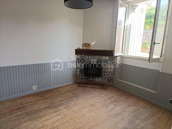 Vends Maison de Ville de type 4 de 105 m2 entièrement Rénovée avec 2 Terrasses et stationnement devant celle-ci.
Emplacement Idéal, donnant accès au Centre-Ville d’un des plus Beaux Villages de France : Belvès, une commune touristique du Périgord Noir, avec toutes les commodités à pieds, boulangerie, commerces, restaurants, hôtels, marchés, hôpital, banques, assurances, médecins, pharmacie, etc .... à 5 mn de Siorac du Périgord, 10mn de Monpazier, 15 mn de Saint Cyprien, 20 mn du Bugue et 30mn de Sarlat.

Le Rez de Chaussée comprend : 1 Salon de 14 m2, 1 Cuisine de 17 m2, 1 Belle Entrée avec escalier bois, 1 Rangement donnant accès dans la cuisine et 1 Terrasse pouvant accueillir 1 Jacuzzi ou autres.

Le 1er Etage comprend : 1 Chambre de 21 m2 avec sa propre Salle d’eau et Wc, 1 Chambre de 21 m2 avec sa propre Salle de bains et Wc, 1 Chambre de 15 m2, 1 Salle d'Eau avec Wc indépendante, 1 Dégagement et 1 Terrasse.

Le plus, 1 Jardinet de 189 m2 à 200 ml de la maison.

Côté Technique : Menuiseries bois à double vitrage, Electricité neuve, Plomberie Sanitaire neuve, Assainissement collectif ( tout à l’égout ),.... pas de chauffage ni de climatisation.

Prix de vente : 210 000 € F.A.I. ( frais agent à la charge du vendeur )

* 4 photos sont non contractuelles IA

Date de réalisation du diagnostic : En cours
Consommation conventionnelle :         kWh/m2/an
Estimation des émissions :        kg CO2/m2/an
Estimation des coûts annuels :       € et      € / an ( 01/2021 )
Taxe Foncière 2025 = 574 €
Les informations sur les risques auxquels ce bien est exposé sont disponibles sur le site Géorisques : www.georisques.gouv.fr
Mandat simple n° 253 877
Contactez-moi rapidement :
Eric Ravaux - EI - BSK Immobilier
Pays de Belvès et ses environs
P : 06 22 76 35 44
E mail : e.ravaux@bskimmobilier.com
Agent Commercial Indépendant RSAC n° 827 965 799 - Bergerac