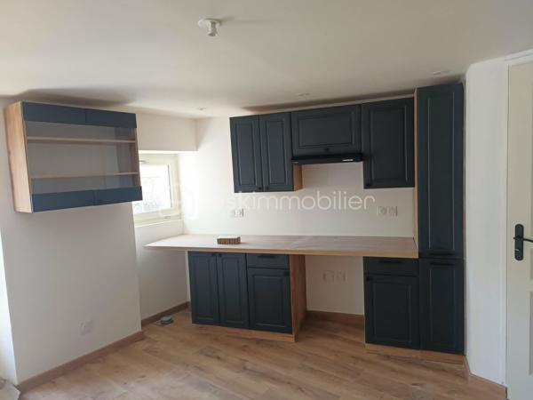 Vends Maison de Ville de type 4 de 105 m2 entièrement Rénovée avec 2 Terrasses et stationnement devant celle-ci.
Emplacement Idéal, donnant accès au Centre-Ville d’un des plus Beaux Villages de France : Belvès, une commune touristique du Périgord Noir, avec toutes les commodités à pieds, boulangerie, commerces, restaurants, hôtels, marchés, hôpital, banques, assurances, médecins, pharmacie, etc .... à 5 mn de Siorac du Périgord, 10mn de Monpazier, 15 mn de Saint Cyprien, 20 mn du Bugue et 30mn de Sarlat.

Le Rez de Chaussée comprend : 1 Salon de 14 m2, 1 Cuisine de 17 m2, 1 Belle Entrée avec escalier bois, 1 Rangement donnant accès dans la cuisine et 1 Terrasse pouvant accueillir 1 Jacuzzi ou autres.

Le 1er Etage comprend : 1 Chambre de 21 m2 avec sa propre Salle d’eau et Wc, 1 Chambre de 21 m2 avec sa propre Salle de bains et Wc, 1 Chambre de 15 m2, 1 Salle d'Eau avec Wc indépendante, 1 Dégagement et 1 Terrasse.

Le plus, 1 Jardinet de 189 m2 à 200 ml de la maison.

Côté Technique : Menuiseries bois à double vitrage, Electricité neuve, Plomberie Sanitaire neuve, Assainissement collectif ( tout à l’égout ),.... pas de chauffage ni de climatisation.

Prix de vente : 210 000 € F.A.I. ( frais agent à la charge du vendeur )

* 4 photos sont non contractuelles IA

Date de réalisation du diagnostic : En cours
Consommation conventionnelle :         kWh/m2/an
Estimation des émissions :        kg CO2/m2/an
Estimation des coûts annuels :       € et      € / an ( 01/2021 )
Taxe Foncière 2025 = 574 €
Les informations sur les risques auxquels ce bien est exposé sont disponibles sur le site Géorisques : www.georisques.gouv.fr
Mandat simple n° 253 877
Contactez-moi rapidement :
Eric Ravaux - EI - BSK Immobilier
Pays de Belvès et ses environs
P : 06 22 76 35 44
E mail : e.ravaux@bskimmobilier.com
Agent Commercial Indépendant RSAC n° 827 965 799 - Bergerac