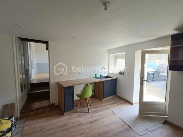 Vends Maison de Ville de type 4 de 105 m2 entièrement Rénovée avec 2 Terrasses et stationnement devant celle-ci.
Emplacement Idéal, donnant accès au Centre-Ville d’un des plus Beaux Villages de France : Belvès, une commune touristique du Périgord Noir, avec toutes les commodités à pieds, boulangerie, commerces, restaurants, hôtels, marchés, hôpital, banques, assurances, médecins, pharmacie, etc .... à 5 mn de Siorac du Périgord, 10mn de Monpazier, 15 mn de Saint Cyprien, 20 mn du Bugue et 30mn de Sarlat.

Le Rez de Chaussée comprend : 1 Salon de 14 m2, 1 Cuisine de 17 m2, 1 Belle Entrée avec escalier bois, 1 Rangement donnant accès dans la cuisine et 1 Terrasse pouvant accueillir 1 Jacuzzi ou autres.

Le 1er Etage comprend : 1 Chambre de 21 m2 avec sa propre Salle d’eau et Wc, 1 Chambre de 21 m2 avec sa propre Salle de bains et Wc, 1 Chambre de 15 m2, 1 Salle d'Eau avec Wc indépendante, 1 Dégagement et 1 Terrasse.

Le plus, 1 Jardinet de 189 m2 à 200 ml de la maison.

Côté Technique : Menuiseries bois à double vitrage, Electricité neuve, Plomberie Sanitaire neuve, Assainissement collectif ( tout à l’égout ),.... pas de chauffage ni de climatisation.

Prix de vente : 210 000 € F.A.I. ( frais agent à la charge du vendeur )

* 4 photos sont non contractuelles IA

Date de réalisation du diagnostic : En cours
Consommation conventionnelle :         kWh/m2/an
Estimation des émissions :        kg CO2/m2/an
Estimation des coûts annuels :       € et      € / an ( 01/2021 )
Taxe Foncière 2025 = 574 €
Les informations sur les risques auxquels ce bien est exposé sont disponibles sur le site Géorisques : www.georisques.gouv.fr
Mandat simple n° 253 877
Contactez-moi rapidement :
Eric Ravaux - EI - BSK Immobilier
Pays de Belvès et ses environs
P : 06 22 76 35 44
E mail : e.ravaux@bskimmobilier.com
Agent Commercial Indépendant RSAC n° 827 965 799 - Bergerac