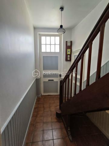 Vends Maison de Ville de type 4 de 105 m2 entièrement Rénovée avec 2 Terrasses et stationnement devant celle-ci.
Emplacement Idéal, donnant accès au Centre-Ville d’un des plus Beaux Villages de France : Belvès, une commune touristique du Périgord Noir, avec toutes les commodités à pieds, boulangerie, commerces, restaurants, hôtels, marchés, hôpital, banques, assurances, médecins, pharmacie, etc .... à 5 mn de Siorac du Périgord, 10mn de Monpazier, 15 mn de Saint Cyprien, 20 mn du Bugue et 30mn de Sarlat.

Le Rez de Chaussée comprend : 1 Salon de 14 m2, 1 Cuisine de 17 m2, 1 Belle Entrée avec escalier bois, 1 Rangement donnant accès dans la cuisine et 1 Terrasse pouvant accueillir 1 Jacuzzi ou autres.

Le 1er Etage comprend : 1 Chambre de 21 m2 avec sa propre Salle d’eau et Wc, 1 Chambre de 21 m2 avec sa propre Salle de bains et Wc, 1 Chambre de 15 m2, 1 Salle d'Eau avec Wc indépendante, 1 Dégagement et 1 Terrasse.

Le plus, 1 Jardinet de 189 m2 à 200 ml de la maison.

Côté Technique : Menuiseries bois à double vitrage, Electricité neuve, Plomberie Sanitaire neuve, Assainissement collectif ( tout à l’égout ),.... pas de chauffage ni de climatisation.

Prix de vente : 210 000 € F.A.I. ( frais agent à la charge du vendeur )

* 4 photos sont non contractuelles IA

Date de réalisation du diagnostic : En cours
Consommation conventionnelle :         kWh/m2/an
Estimation des émissions :        kg CO2/m2/an
Estimation des coûts annuels :       € et      € / an ( 01/2021 )
Taxe Foncière 2025 = 574 €
Les informations sur les risques auxquels ce bien est exposé sont disponibles sur le site Géorisques : www.georisques.gouv.fr
Mandat simple n° 253 877
Contactez-moi rapidement :
Eric Ravaux - EI - BSK Immobilier
Pays de Belvès et ses environs
P : 06 22 76 35 44
E mail : e.ravaux@bskimmobilier.com
Agent Commercial Indépendant RSAC n° 827 965 799 - Bergerac
