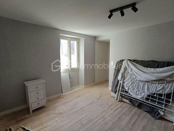 Vends Maison de Ville de type 4 de 105 m2 entièrement Rénovée avec 2 Terrasses et Stationnement devant celle-ci.
Emplacement Idéal, donnant accès au Centre-Ville d’un des plus Beaux Villages de France : Belvès, une commune touristique du Périgord Noir, avec toutes les commodités à pieds, boulangerie, commerces, restaurants, hôtels, marchés, hôpital, banques, assurances, médecins, pharmacie, etc .... à 5 mn de Siorac du Périgord, 10mn de Monpazier, 15 mn de Saint Cyprien, 20 mn du Bugue et 30mn de Sarlat.

Le Rez de Chaussée comprend : 1 Salon de 14 m2, 1 Cuisine de 17 m2, 1 Belle Entrée avec escalier bois, 1 Rangement donnant accès dans la cuisine et 1 Terrasse pouvant accueillir 1 Jacuzzi ou autres.

Le 1er Etage comprend : 1 Chambre de 21 m2 avec sa propre Salle d’eau et Wc, 1 Chambre de 21 m2 avec sa propre Salle de bains et Wc, 1 Chambre de 15 m2, 1 Salle d'Eau avec Wc indépendante, 1 Dégagement et 1 Terrasse.

Le plus, 1 Jardinet de 189 m2 à 300 ml de la maison.

Côté Technique : Menuiseries bois à double vitrage, Electricité neuve, Plomberie Sanitaire neuve, Assainissement collectif ( tout à l’égout ),.... pas de chauffage ni de climatisation.

Prix de vente : 175 000 € F.A.I. ( frais agent à la charge du vendeur )

* 4 photos sont non contractuelles IA

Date de réalisation du diagnostic : Non Obligatoire
Consommation conventionnelle : Pas de système de chauffage
Estimation des émissions :    Pas de système de chauffage 
Estimation des coûts annuels :    Pas de système de chauffage
Taxe Foncière 2025 = 574 €
Les informations sur les risques auxquels ce bien est exposé sont disponibles sur le site Géorisques : www.georisques.gouv.fr
Mandat simple n° 253 877
Contactez-moi rapidement :
Eric Ravaux - EI - BSK Immobilier
Pays de Belvès et ses environs
P : 06 22 76 35 44
E mail : e.ravaux@bskimmobilier.com
Agent Commercial Indépendant RSAC n° 827 965 799 - Bergerac