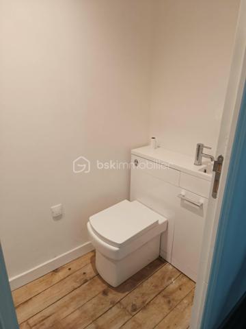 Vends Maison de Ville de type 4 de 105 m2 entièrement Rénovée avec 2 Terrasses et Stationnement devant celle-ci.
Emplacement Idéal, donnant accès au Centre-Ville d’un des plus Beaux Villages de France : Belvès, une commune touristique du Périgord Noir, avec toutes les commodités à pieds, boulangerie, commerces, restaurants, hôtels, marchés, hôpital, banques, assurances, médecins, pharmacie, etc .... à 5 mn de Siorac du Périgord, 10mn de Monpazier, 15 mn de Saint Cyprien, 20 mn du Bugue et 30mn de Sarlat.

Le Rez de Chaussée comprend : 1 Salon de 14 m2, 1 Cuisine de 17 m2, 1 Belle Entrée avec escalier bois, 1 Rangement donnant accès dans la cuisine et 1 Terrasse pouvant accueillir 1 Jacuzzi ou autres.

Le 1er Etage comprend : 1 Chambre de 21 m2 avec sa propre Salle d’eau et Wc, 1 Chambre de 21 m2 avec sa propre Salle de bains et Wc, 1 Chambre de 15 m2, 1 Salle d'Eau avec Wc indépendante, 1 Dégagement et 1 Terrasse.

Le plus, 1 Jardinet de 189 m2 à 300 ml de la maison.

Côté Technique : Menuiseries bois à double vitrage, Electricité neuve, Plomberie Sanitaire neuve, Assainissement collectif ( tout à l’égout ),.... pas de chauffage ni de climatisation.

Prix de vente : 175 000 € F.A.I. ( frais agent à la charge du vendeur )

* 4 photos sont non contractuelles IA

Date de réalisation du diagnostic : Non Obligatoire
Consommation conventionnelle : Pas de système de chauffage
Estimation des émissions :    Pas de système de chauffage 
Estimation des coûts annuels :    Pas de système de chauffage
Taxe Foncière 2025 = 574 €
Les informations sur les risques auxquels ce bien est exposé sont disponibles sur le site Géorisques : www.georisques.gouv.fr
Mandat simple n° 253 877
Contactez-moi rapidement :
Eric Ravaux - EI - BSK Immobilier
Pays de Belvès et ses environs
P : 06 22 76 35 44
E mail : e.ravaux@bskimmobilier.com
Agent Commercial Indépendant RSAC n° 827 965 799 - Bergerac