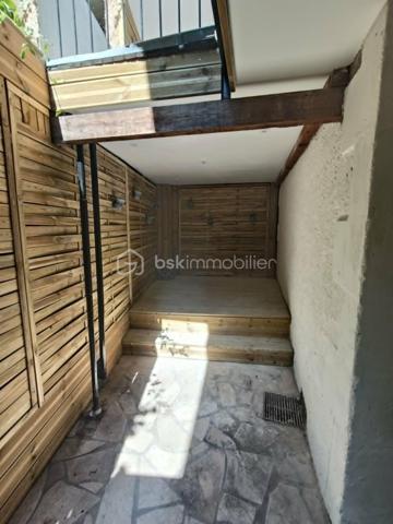 Vends Maison de Ville de type 4 de 105 m2 entièrement Rénovée avec 2 Terrasses et stationnement devant celle-ci.
Emplacement Idéal, donnant accès au Centre-Ville d’un des plus Beaux Villages de France : Belvès, une commune touristique du Périgord Noir, avec toutes les commodités à pieds, boulangerie, commerces, restaurants, hôtels, marchés, hôpital, banques, assurances, médecins, pharmacie, etc .... à 5 mn de Siorac du Périgord, 10mn de Monpazier, 15 mn de Saint Cyprien, 20 mn du Bugue et 30mn de Sarlat.

Le Rez de Chaussée comprend : 1 Salon de 14 m2, 1 Cuisine de 17 m2, 1 Belle Entrée avec escalier bois, 1 Rangement donnant accès dans la cuisine et 1 Terrasse pouvant accueillir 1 Jacuzzi ou autres.

Le 1er Etage comprend : 1 Chambre de 21 m2 avec sa propre Salle d’eau et Wc, 1 Chambre de 21 m2 avec sa propre Salle de bains et Wc, 1 Chambre de 15 m2, 1 Salle d'Eau avec Wc indépendante, 1 Dégagement et 1 Terrasse.

Le plus, 1 Jardinet de 189 m2 à 200 ml de la maison.

Côté Technique : Menuiseries bois à double vitrage, Electricité neuve, Plomberie Sanitaire neuve, Assainissement collectif ( tout à l’égout ),.... pas de chauffage ni de climatisation.

Prix de vente : 210 000 € F.A.I. ( frais agent à la charge du vendeur )

* 4 photos sont non contractuelles IA

Date de réalisation du diagnostic : En cours
Consommation conventionnelle :         kWh/m2/an
Estimation des émissions :        kg CO2/m2/an
Estimation des coûts annuels :       € et      € / an ( 01/2021 )
Taxe Foncière 2025 = 574 €
Les informations sur les risques auxquels ce bien est exposé sont disponibles sur le site Géorisques : www.georisques.gouv.fr
Mandat simple n° 253 877
Contactez-moi rapidement :
Eric Ravaux - EI - BSK Immobilier
Pays de Belvès et ses environs
P : 06 22 76 35 44
E mail : e.ravaux@bskimmobilier.com
Agent Commercial Indépendant RSAC n° 827 965 799 - Bergerac