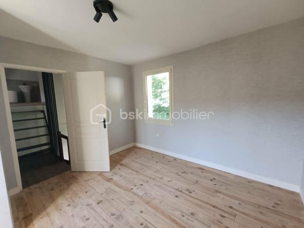 Vends Maison de Ville de type 4 de 105 m2 entièrement Rénovée avec 2 Terrasses et stationnement devant celle-ci.
Emplacement Idéal, donnant accès au Centre-Ville d’un des plus Beaux Villages de France : Belvès, une commune touristique du Périgord Noir, avec toutes les commodités à pieds, boulangerie, commerces, restaurants, hôtels, marchés, hôpital, banques, assurances, médecins, pharmacie, etc .... à 5 mn de Siorac du Périgord, 10mn de Monpazier, 15 mn de Saint Cyprien, 20 mn du Bugue et 30mn de Sarlat.

Le Rez de Chaussée comprend : 1 Salon de 14 m2, 1 Cuisine de 17 m2, 1 Belle Entrée avec escalier bois, 1 Rangement donnant accès dans la cuisine et 1 Terrasse pouvant accueillir 1 Jacuzzi ou autres.

Le 1er Etage comprend : 1 Chambre de 21 m2 avec sa propre Salle d’eau et Wc, 1 Chambre de 21 m2 avec sa propre Salle de bains et Wc, 1 Chambre de 15 m2, 1 Salle d'Eau avec Wc indépendante, 1 Dégagement et 1 Terrasse.

Le plus, 1 Jardinet de 189 m2 à 200 ml de la maison.

Côté Technique : Menuiseries bois à double vitrage, Electricité neuve, Plomberie Sanitaire neuve, Assainissement collectif ( tout à l’égout ),.... pas de chauffage ni de climatisation.

Prix de vente : 210 000 € F.A.I. ( frais agent à la charge du vendeur )

* 4 photos sont non contractuelles IA

Date de réalisation du diagnostic : En cours
Consommation conventionnelle :         kWh/m2/an
Estimation des émissions :        kg CO2/m2/an
Estimation des coûts annuels :       € et      € / an ( 01/2021 )
Taxe Foncière 2025 = 574 €
Les informations sur les risques auxquels ce bien est exposé sont disponibles sur le site Géorisques : www.georisques.gouv.fr
Mandat simple n° 253 877
Contactez-moi rapidement :
Eric Ravaux - EI - BSK Immobilier
Pays de Belvès et ses environs
P : 06 22 76 35 44
E mail : e.ravaux@bskimmobilier.com
Agent Commercial Indépendant RSAC n° 827 965 799 - Bergerac