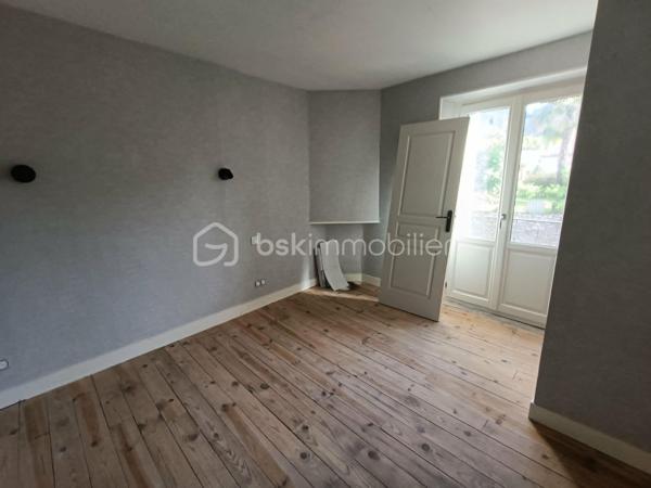 Vends Maison de Ville de type 4 de 105 m2 entièrement Rénovée avec 2 Terrasses et stationnement devant celle-ci.
Emplacement Idéal, donnant accès au Centre-Ville d’un des plus Beaux Villages de France : Belvès, une commune touristique du Périgord Noir, avec toutes les commodités à pieds, boulangerie, commerces, restaurants, hôtels, marchés, hôpital, banques, assurances, médecins, pharmacie, etc .... à 5 mn de Siorac du Périgord, 10mn de Monpazier, 15 mn de Saint Cyprien, 20 mn du Bugue et 30mn de Sarlat.

Le Rez de Chaussée comprend : 1 Salon de 14 m2, 1 Cuisine de 17 m2, 1 Belle Entrée avec escalier bois, 1 Rangement donnant accès dans la cuisine et 1 Terrasse pouvant accueillir 1 Jacuzzi ou autres.

Le 1er Etage comprend : 1 Chambre de 21 m2 avec sa propre Salle d’eau et Wc, 1 Chambre de 21 m2 avec sa propre Salle de bains et Wc, 1 Chambre de 15 m2, 1 Salle d'Eau avec Wc indépendante, 1 Dégagement et 1 Terrasse.

Le plus, 1 Jardinet de 189 m2 à 200 ml de la maison.

Côté Technique : Menuiseries bois à double vitrage, Electricité neuve, Plomberie Sanitaire neuve, Assainissement collectif ( tout à l’égout ),.... pas de chauffage ni de climatisation.

Prix de vente : 210 000 € F.A.I. ( frais agent à la charge du vendeur )

* 4 photos sont non contractuelles IA

Date de réalisation du diagnostic : En cours
Consommation conventionnelle :         kWh/m2/an
Estimation des émissions :        kg CO2/m2/an
Estimation des coûts annuels :       € et      € / an ( 01/2021 )
Taxe Foncière 2025 = 574 €
Les informations sur les risques auxquels ce bien est exposé sont disponibles sur le site Géorisques : www.georisques.gouv.fr
Mandat simple n° 253 877
Contactez-moi rapidement :
Eric Ravaux - EI - BSK Immobilier
Pays de Belvès et ses environs
P : 06 22 76 35 44
E mail : e.ravaux@bskimmobilier.com
Agent Commercial Indépendant RSAC n° 827 965 799 - Bergerac