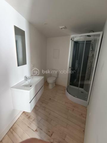 Vends Maison de Ville de type 4 de 105 m2 entièrement Rénovée avec 2 Terrasses et stationnement devant celle-ci.
Emplacement Idéal, donnant accès au Centre-Ville d’un des plus Beaux Villages de France : Belvès, une commune touristique du Périgord Noir, avec toutes les commodités à pieds, boulangerie, commerces, restaurants, hôtels, marchés, hôpital, banques, assurances, médecins, pharmacie, etc .... à 5 mn de Siorac du Périgord, 10mn de Monpazier, 15 mn de Saint Cyprien, 20 mn du Bugue et 30mn de Sarlat.

Le Rez de Chaussée comprend : 1 Salon de 14 m2, 1 Cuisine de 17 m2, 1 Belle Entrée avec escalier bois, 1 Rangement donnant accès dans la cuisine et 1 Terrasse pouvant accueillir 1 Jacuzzi ou autres.

Le 1er Etage comprend : 1 Chambre de 21 m2 avec sa propre Salle d’eau et Wc, 1 Chambre de 21 m2 avec sa propre Salle de bains et Wc, 1 Chambre de 15 m2, 1 Salle d'Eau avec Wc indépendante, 1 Dégagement et 1 Terrasse.

Le plus, 1 Jardinet de 189 m2 à 200 ml de la maison.

Côté Technique : Menuiseries bois à double vitrage, Electricité neuve, Plomberie Sanitaire neuve, Assainissement collectif ( tout à l’égout ),.... pas de chauffage ni de climatisation.

Prix de vente : 210 000 € F.A.I. ( frais agent à la charge du vendeur )

* 4 photos sont non contractuelles IA

Date de réalisation du diagnostic : En cours
Consommation conventionnelle :         kWh/m2/an
Estimation des émissions :        kg CO2/m2/an
Estimation des coûts annuels :       € et      € / an ( 01/2021 )
Taxe Foncière 2025 = 574 €
Les informations sur les risques auxquels ce bien est exposé sont disponibles sur le site Géorisques : www.georisques.gouv.fr
Mandat simple n° 253 877
Contactez-moi rapidement :
Eric Ravaux - EI - BSK Immobilier
Pays de Belvès et ses environs
P : 06 22 76 35 44
E mail : e.ravaux@bskimmobilier.com
Agent Commercial Indépendant RSAC n° 827 965 799 - Bergerac