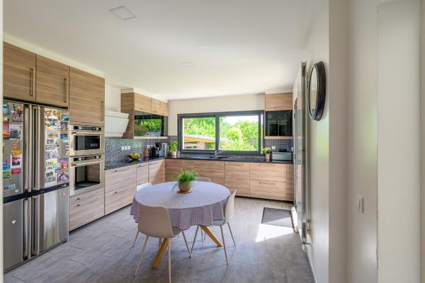 Maison
                                                                                                                                                                                                                                                                                                                        6 pièce(s)                                                                                                                                                                                                          4 chambre(s)                                                                                                                                                                                                          189  m²