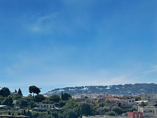 Antibes – 4 pièces lumineux traversant avec parking, cave et accès rapide à la mer : un cadre de vie idéal à deux pas de tout !