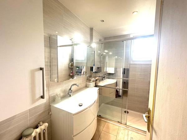 Antibes – 4 pièces lumineux traversant avec parking, cave et accès rapide à la mer : un cadre de vie idéal à deux pas de tout !