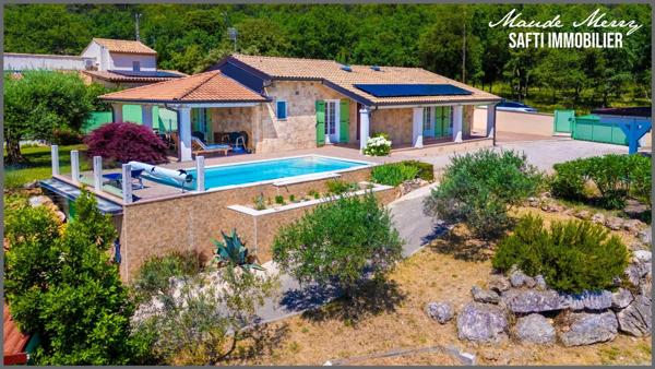 Belle vue dégagée - maison de plain-pied 95 m2 + pièce indépendante d'environ 17 m2 aménagée en une chambre et salle d'eau - piscine traditionnelle - terrasse couverte et abri voiture - terrain d'un peu plus de 1650 m2