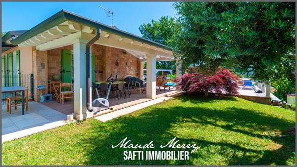 Belle vue dégagée - maison de plain-pied 95 m2 + pièce indépendante d'environ 17 m2 aménagée en une chambre et salle d'eau - piscine traditionnelle - terrasse couverte et abri voiture - terrain d'un peu plus de 1650 m2