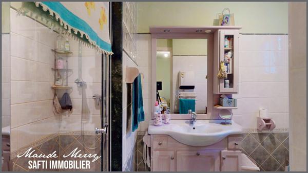 Belle vue dégagée - maison de plain-pied 95 m2 + pièce indépendante d'environ 17 m2 aménagée en une chambre et salle d'eau - piscine traditionnelle - terrasse couverte et abri voiture - terrain d'un peu plus de 1650 m2