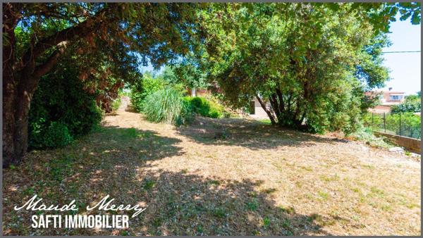 Belle vue dégagée - maison de plain-pied 95 m2 + pièce indépendante d'environ 17 m2 aménagée en une chambre et salle d'eau - piscine traditionnelle - terrasse couverte et abri voiture - terrain d'un peu plus de 1650 m2