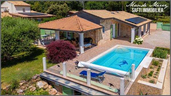 Belle vue dégagée - maison de plain-pied 95 m2 + pièce indépendante d'environ 17 m2 aménagée en une chambre et salle d'eau - piscine traditionnelle - terrasse couverte et abri voiture - terrain d'un peu plus de 1650 m2