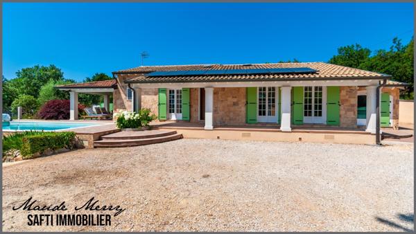 Belle vue dégagée - maison de plain-pied 95 m2 + pièce indépendante d'environ 17 m2 aménagée en une chambre et salle d'eau - piscine traditionnelle - terrasse couverte et abri voiture - terrain d'un peu plus de 1650 m2