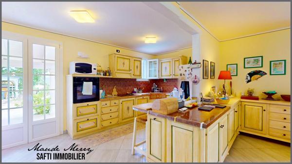 Belle vue dégagée - maison de plain-pied 95 m2 + pièce indépendante d'environ 17 m2 aménagée en une chambre et salle d'eau - piscine traditionnelle - terrasse couverte et abri voiture - terrain d'un peu plus de 1650 m2