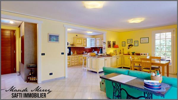 Belle vue dégagée - maison de plain-pied 95 m2 + pièce indépendante d'environ 17 m2 aménagée en une chambre et salle d'eau - piscine traditionnelle - terrasse couverte et abri voiture - terrain d'un peu plus de 1650 m2