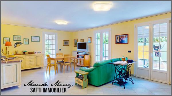 Belle vue dégagée - maison de plain-pied 95 m2 + pièce indépendante d'environ 17 m2 aménagée en une chambre et salle d'eau - piscine traditionnelle - terrasse couverte et abri voiture - terrain d'un peu plus de 1650 m2