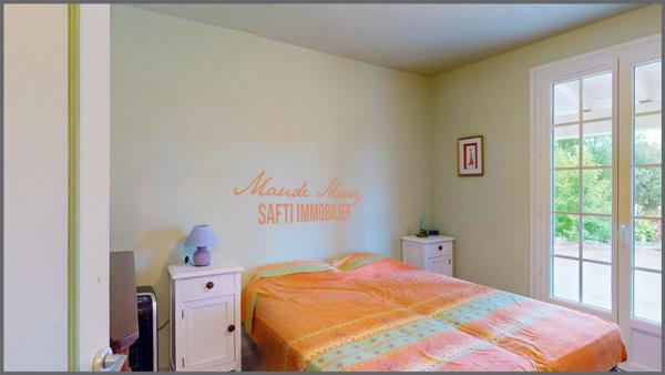 Belle vue dégagée - maison de plain-pied 95 m2 + pièce indépendante d'environ 17 m2 aménagée en une chambre et salle d'eau - piscine traditionnelle - terrasse couverte et abri voiture - terrain d'un peu plus de 1650 m2