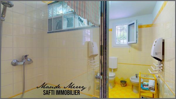 Belle vue dégagée - maison de plain-pied 95 m2 + pièce indépendante d'environ 17 m2 aménagée en une chambre et salle d'eau - piscine traditionnelle - terrasse couverte et abri voiture - terrain d'un peu plus de 1650 m2