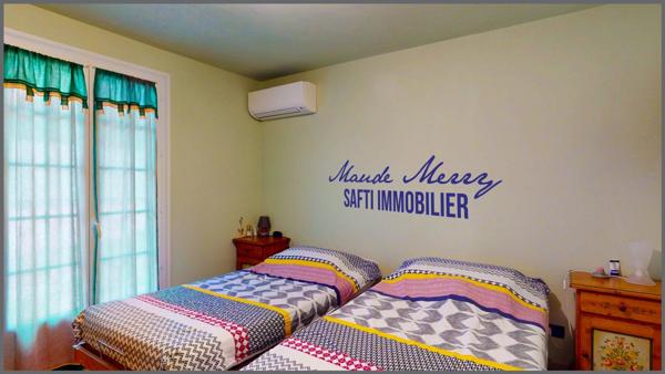 Belle vue dégagée - maison de plain-pied 95 m2 + pièce indépendante d'environ 17 m2 aménagée en une chambre et salle d'eau - piscine traditionnelle - terrasse couverte et abri voiture - terrain d'un peu plus de 1650 m2