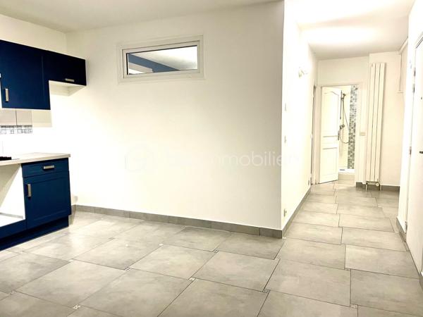 IMMEUBLE DE RAPPORT DE 4 LOGEMENTS /4 PLACES DE PARKINGS PRIVE


Maison d’habitation divisée sur trois niveaux (plus combles) composée de 4 appartements.

Au rez-de-chaussée:
UN STUDIO de 25 m² avec cuisine équipée et aménagée, placard de rangement, salle d’eau avec WC, climatisation réversible et stores électriques. Aucun travaux à prévoir, refait à neuf.  non loué!
Une place de parking devant le logement.

Au rez-de-chaussée :
DEUX APPARTEMENTS de type F2 d’environ 35 m²
avec leur terrasse privée et place de parking privée, ils se composent pour chacun :
D'une cuisine équipée aménagée, une chambre et salle d’eau avec WC.



Aucun travaux à prévoir !

Au premier étage :
DEUX APPARTEMENTS de type F2 d’environ 35 m² avec leur balcon privé ainsi que place de parking privée, ils se composent chacun d’une cuisine équipée aménagée, une chambre, une salle d’eau avec WC, aucun travaux à prévoir ! Loué 790E charges comprises 


Au deuxième et dernier étage:
APPARTEMENT DE TYPE F4 (duplex) d’environ 65 m² loué 975 € charges comprises.
Il se compose :
D’une entrée, grande pièce de vie avec cuisine équipée et aménagée, deux chambres, une salle d’eau et une salle de bains, WC, et une troisième chambre dans les combles.

Chaque logement a son entrée indépendante !

Cour commune avec six places de parking à l’extérieur.

Possibilité de créer 2 places de parking supplémentaires.

Chauffage au gaz collectif avec sous compteur électrique, ainsi que pour l’eau, à l’exception du studio qui détient une pompe à chaleur réversible.
Local technique.
Espace extérieur pour ranger les poubelles.
Portail motorisé.

Immeuble bien entretenu !


Cécile TAMBURRO
BSK immobilier
06 98 97 44 07