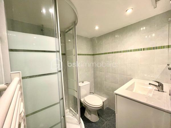 IMMEUBLE DE RAPPORT DE 4 LOGEMENTS /4 PLACES DE PARKINGS PRIVE


Maison d’habitation divisée sur trois niveaux (plus combles) composée de 4 appartements.

Au rez-de-chaussée:
UN STUDIO de 25 m² avec cuisine équipée et aménagée, placard de rangement, salle d’eau avec WC, climatisation réversible et stores électriques. Aucun travaux à prévoir, refait à neuf.  non loué!
Une place de parking devant le logement.

Au rez-de-chaussée :
DEUX APPARTEMENTS de type F2 d’environ 35 m²
avec leur terrasse privée et place de parking privée, ils se composent pour chacun :
D'une cuisine équipée aménagée, une chambre et salle d’eau avec WC.



Aucun travaux à prévoir !

Au premier étage :
DEUX APPARTEMENTS de type F2 d’environ 35 m² avec leur balcon privé ainsi que place de parking privée, ils se composent chacun d’une cuisine équipée aménagée, une chambre, une salle d’eau avec WC, aucun travaux à prévoir ! Loué 790E charges comprises 


Au deuxième et dernier étage:
APPARTEMENT DE TYPE F4 (duplex) d’environ 65 m² loué 975 € charges comprises.
Il se compose :
D’une entrée, grande pièce de vie avec cuisine équipée et aménagée, deux chambres, une salle d’eau et une salle de bains, WC, et une troisième chambre dans les combles.

Chaque logement a son entrée indépendante !

Cour commune avec six places de parking à l’extérieur.

Possibilité de créer 2 places de parking supplémentaires.

Chauffage au gaz collectif avec sous compteur électrique, ainsi que pour l’eau, à l’exception du studio qui détient une pompe à chaleur réversible.
Local technique.
Espace extérieur pour ranger les poubelles.
Portail motorisé.

Immeuble bien entretenu !


Cécile TAMBURRO
BSK immobilier
06 98 97 44 07