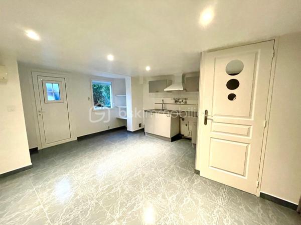 IMMEUBLE DE RAPPORT DE 4 LOGEMENTS /4 PLACES DE PARKINGS PRIVE


Maison d’habitation divisée sur trois niveaux (plus combles) composée de 4 appartements.

Au rez-de-chaussée:
UN STUDIO de 25 m² avec cuisine équipée et aménagée, placard de rangement, salle d’eau avec WC, climatisation réversible et stores électriques. Aucun travaux à prévoir, refait à neuf.  non loué!
Une place de parking devant le logement.

Au rez-de-chaussée :
DEUX APPARTEMENTS de type F2 d’environ 35 m²
avec leur terrasse privée et place de parking privée, ils se composent pour chacun :
D'une cuisine équipée aménagée, une chambre et salle d’eau avec WC.



Aucun travaux à prévoir !

Au premier étage :
DEUX APPARTEMENTS de type F2 d’environ 35 m² avec leur balcon privé ainsi que place de parking privée, ils se composent chacun d’une cuisine équipée aménagée, une chambre, une salle d’eau avec WC, aucun travaux à prévoir ! Loué 790E charges comprises 


Au deuxième et dernier étage:
APPARTEMENT DE TYPE F4 (duplex) d’environ 65 m² loué 975 € charges comprises.
Il se compose :
D’une entrée, grande pièce de vie avec cuisine équipée et aménagée, deux chambres, une salle d’eau et une salle de bains, WC, et une troisième chambre dans les combles.

Chaque logement a son entrée indépendante !

Cour commune avec six places de parking à l’extérieur.

Possibilité de créer 2 places de parking supplémentaires.

Chauffage au gaz collectif avec sous compteur électrique, ainsi que pour l’eau, à l’exception du studio qui détient une pompe à chaleur réversible.
Local technique.
Espace extérieur pour ranger les poubelles.
Portail motorisé.

Immeuble bien entretenu !


Cécile TAMBURRO
BSK immobilier
06 98 97 44 07
