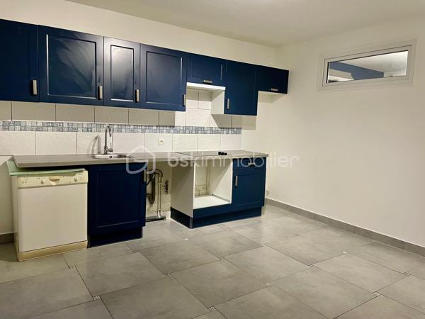 IMMEUBLE DE RAPPORT DE 4 LOGEMENTS /4 PLACES DE PARKINGS PRIVE


Maison d’habitation divisée sur trois niveaux (plus combles) composée de 4 appartements.

Au rez-de-chaussée:
UN STUDIO de 25 m² avec cuisine équipée et aménagée, placard de rangement, salle d’eau avec WC, climatisation réversible et stores électriques. Aucun travaux à prévoir, refait à neuf.  non loué!
Une place de parking devant le logement.

Au rez-de-chaussée :
DEUX APPARTEMENTS de type F2 d’environ 35 m²
avec leur terrasse privée et place de parking privée, ils se composent pour chacun :
D'une cuisine équipée aménagée, une chambre et salle d’eau avec WC.



Aucun travaux à prévoir !

Au premier étage :
DEUX APPARTEMENTS de type F2 d’environ 35 m² avec leur balcon privé ainsi que place de parking privée, ils se composent chacun d’une cuisine équipée aménagée, une chambre, une salle d’eau avec WC, aucun travaux à prévoir ! Loué 790E charges comprises 


Au deuxième et dernier étage:
APPARTEMENT DE TYPE F4 (duplex) d’environ 65 m² loué 975 € charges comprises.
Il se compose :
D’une entrée, grande pièce de vie avec cuisine équipée et aménagée, deux chambres, une salle d’eau et une salle de bains, WC, et une troisième chambre dans les combles.

Chaque logement a son entrée indépendante !

Cour commune avec six places de parking à l’extérieur.

Possibilité de créer 2 places de parking supplémentaires.

Chauffage au gaz collectif avec sous compteur électrique, ainsi que pour l’eau, à l’exception du studio qui détient une pompe à chaleur réversible.
Local technique.
Espace extérieur pour ranger les poubelles.
Portail motorisé.

Immeuble bien entretenu !


Cécile TAMBURRO
BSK immobilier
06 98 97 44 07