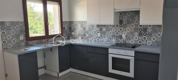 IMMEUBLE DE RAPPORT DE 4 LOGEMENTS /4 PLACES DE PARKINGS PRIVE


Maison d’habitation divisée sur trois niveaux (plus combles) composée de 4 appartements.

Au rez-de-chaussée:
UN STUDIO de 25 m² avec cuisine équipée et aménagée, placard de rangement, salle d’eau avec WC, climatisation réversible et stores électriques. Aucun travaux à prévoir, refait à neuf.  non loué!
Une place de parking devant le logement.

Au rez-de-chaussée :
DEUX APPARTEMENTS de type F2 d’environ 35 m²
avec leur terrasse privée et place de parking privée, ils se composent pour chacun :
D'une cuisine équipée aménagée, une chambre et salle d’eau avec WC.



Aucun travaux à prévoir !

Au premier étage :
DEUX APPARTEMENTS de type F2 d’environ 35 m² avec leur balcon privé ainsi que place de parking privée, ils se composent chacun d’une cuisine équipée aménagée, une chambre, une salle d’eau avec WC, aucun travaux à prévoir ! Loué 790E charges comprises 


Au deuxième et dernier étage:
APPARTEMENT DE TYPE F4 (duplex) d’environ 65 m² loué 975 € charges comprises.
Il se compose :
D’une entrée, grande pièce de vie avec cuisine équipée et aménagée, deux chambres, une salle d’eau et une salle de bains, WC, et une troisième chambre dans les combles.

Chaque logement a son entrée indépendante !

Cour commune avec six places de parking à l’extérieur.

Possibilité de créer 2 places de parking supplémentaires.

Chauffage au gaz collectif avec sous compteur électrique, ainsi que pour l’eau, à l’exception du studio qui détient une pompe à chaleur réversible.
Local technique.
Espace extérieur pour ranger les poubelles.
Portail motorisé.

Immeuble bien entretenu !


Cécile TAMBURRO
BSK immobilier
06 98 97 44 07