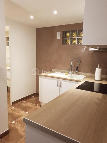 IMMEUBLE DE RAPPORT DE 4 LOGEMENTS /4 PLACES DE PARKINGS PRIVE


Maison d’habitation divisée sur trois niveaux (plus combles) composée de 4 appartements.

Au rez-de-chaussée:
UN STUDIO de 25 m² avec cuisine équipée et aménagée, placard de rangement, salle d’eau avec WC, climatisation réversible et stores électriques. Aucun travaux à prévoir, refait à neuf.  non loué!
Une place de parking devant le logement.

Au rez-de-chaussée :
DEUX APPARTEMENTS de type F2 d’environ 35 m²
avec leur terrasse privée et place de parking privée, ils se composent pour chacun :
D'une cuisine équipée aménagée, une chambre et salle d’eau avec WC.



Aucun travaux à prévoir !

Au premier étage :
DEUX APPARTEMENTS de type F2 d’environ 35 m² avec leur balcon privé ainsi que place de parking privée, ils se composent chacun d’une cuisine équipée aménagée, une chambre, une salle d’eau avec WC, aucun travaux à prévoir ! Loué 790E charges comprises 


Au deuxième et dernier étage:
APPARTEMENT DE TYPE F4 (duplex) d’environ 65 m² loué 975 € charges comprises.
Il se compose :
D’une entrée, grande pièce de vie avec cuisine équipée et aménagée, deux chambres, une salle d’eau et une salle de bains, WC, et une troisième chambre dans les combles.

Chaque logement a son entrée indépendante !

Cour commune avec six places de parking à l’extérieur.

Possibilité de créer 2 places de parking supplémentaires.

Chauffage au gaz collectif avec sous compteur électrique, ainsi que pour l’eau, à l’exception du studio qui détient une pompe à chaleur réversible.
Local technique.
Espace extérieur pour ranger les poubelles.
Portail motorisé.

Immeuble bien entretenu !


Cécile TAMBURRO
BSK immobilier
06 98 97 44 07