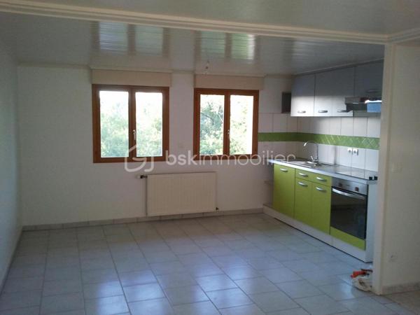 IMMEUBLE DE RAPPORT DE 4 LOGEMENTS /4 PLACES DE PARKINGS PRIVE


Maison d’habitation divisée sur trois niveaux (plus combles) composée de 4 appartements.

Au rez-de-chaussée:
UN STUDIO de 25 m² avec cuisine équipée et aménagée, placard de rangement, salle d’eau avec WC, climatisation réversible et stores électriques. Aucun travaux à prévoir, refait à neuf.  non loué!
Une place de parking devant le logement.

Au rez-de-chaussée :
DEUX APPARTEMENTS de type F2 d’environ 35 m²
avec leur terrasse privée et place de parking privée, ils se composent pour chacun :
D'une cuisine équipée aménagée, une chambre et salle d’eau avec WC.



Aucun travaux à prévoir !

Au premier étage :
DEUX APPARTEMENTS de type F2 d’environ 35 m² avec leur balcon privé ainsi que place de parking privée, ils se composent chacun d’une cuisine équipée aménagée, une chambre, une salle d’eau avec WC, aucun travaux à prévoir ! Loué 790E charges comprises 


Au deuxième et dernier étage:
APPARTEMENT DE TYPE F4 (duplex) d’environ 65 m² loué 975 € charges comprises.
Il se compose :
D’une entrée, grande pièce de vie avec cuisine équipée et aménagée, deux chambres, une salle d’eau et une salle de bains, WC, et une troisième chambre dans les combles.

Chaque logement a son entrée indépendante !

Cour commune avec six places de parking à l’extérieur.

Possibilité de créer 2 places de parking supplémentaires.

Chauffage au gaz collectif avec sous compteur électrique, ainsi que pour l’eau, à l’exception du studio qui détient une pompe à chaleur réversible.
Local technique.
Espace extérieur pour ranger les poubelles.
Portail motorisé.

Immeuble bien entretenu !


Cécile TAMBURRO
BSK immobilier
06 98 97 44 07