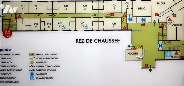 2415 - PLOUNEOUR MENEZ - ANCIEN HOTEL EN VENTE A LA DECOUPE