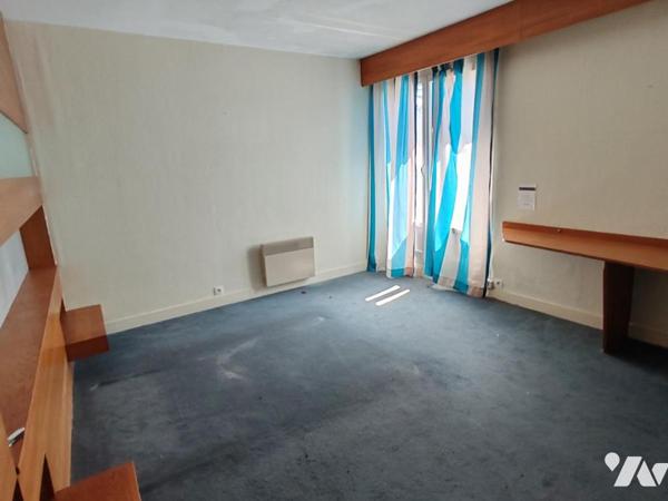 2415 - PLOUNEOUR MENEZ - ANCIEN HOTEL EN VENTE A LA DECOUPE