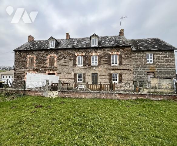 Une maison d'habitation, scindée en deux parties locatives, la plus grande étant occupée.