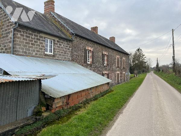 Une maison d'habitation, scindée en deux parties locatives, la plus grande étant occupée.