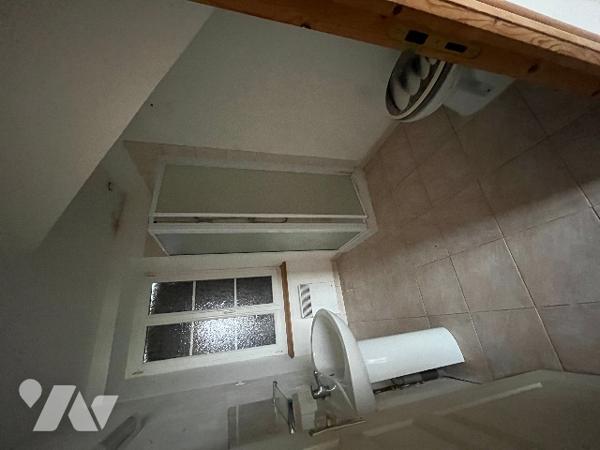 Une maison d'habitation, scindée en deux parties locatives, la plus grande étant occupée.