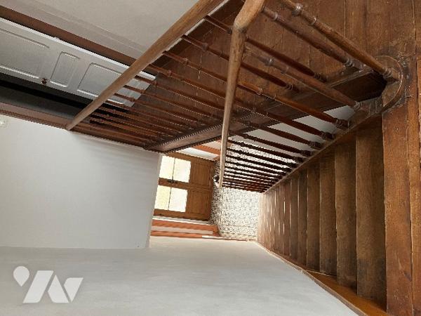 Une maison d'habitation, scindée en deux parties locatives, la plus grande étant occupée.