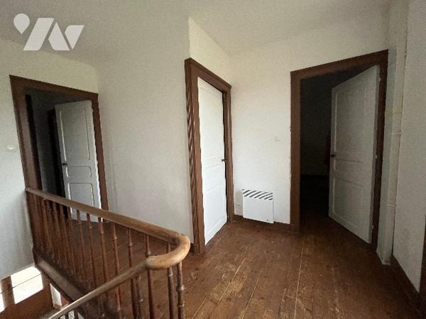 Une maison d'habitation, scindée en deux parties locatives, la plus grande étant occupée.