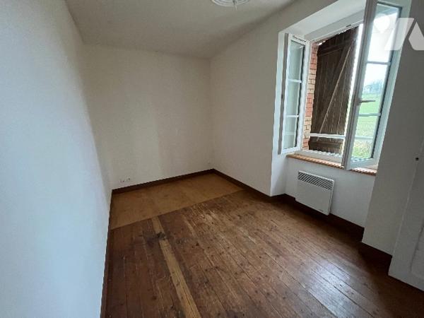 Une maison d'habitation, scindée en deux parties locatives, la plus grande étant occupée.