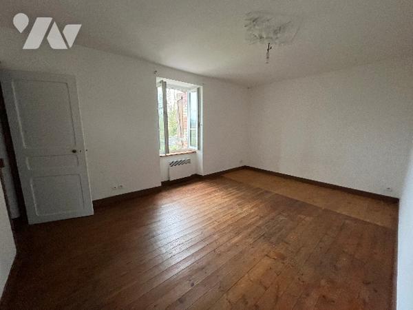 Une maison d'habitation, scindée en deux parties locatives, la plus grande étant occupée.