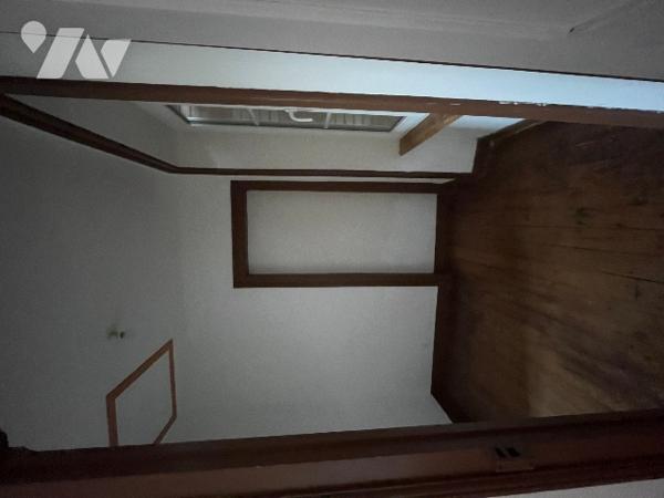 Une maison d'habitation, scindée en deux parties locatives, la plus grande étant occupée.