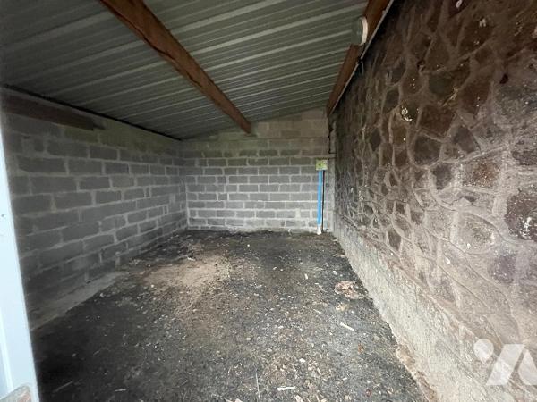 Une maison d'habitation, scindée en deux parties locatives, la plus grande étant occupée.