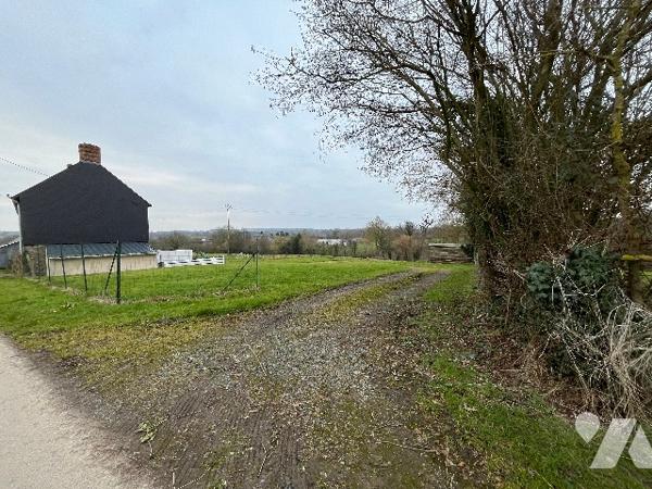 Une maison d'habitation, scindée en deux parties locatives, la plus grande étant occupée.