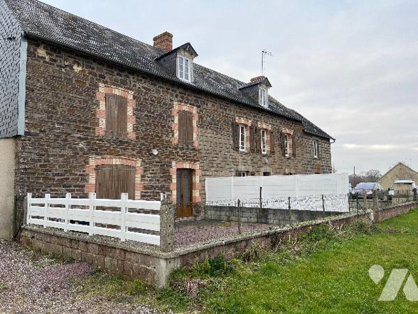 Une maison d'habitation, scindée en deux parties locatives, la plus grande étant occupée.
