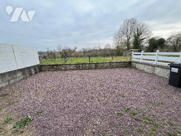 Une maison d'habitation, scindée en deux parties locatives, la plus grande étant occupée.