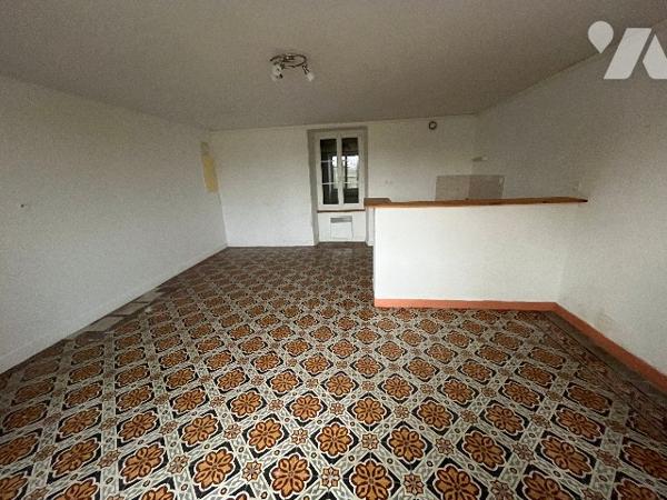 Une maison d'habitation, scindée en deux parties locatives, la plus grande étant occupée.