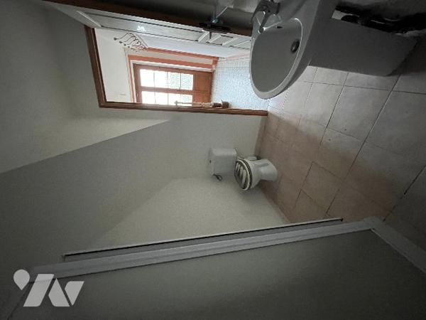 Une maison d'habitation, scindée en deux parties locatives, la plus grande étant occupée.