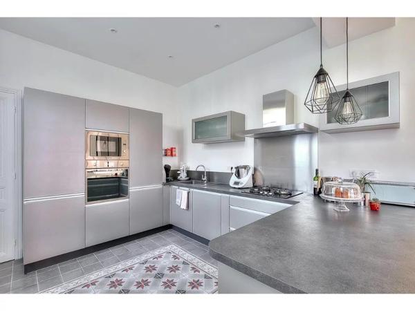 Location                                                      Appartement
                        
                     5 pièces                      128 m2                     à Nice